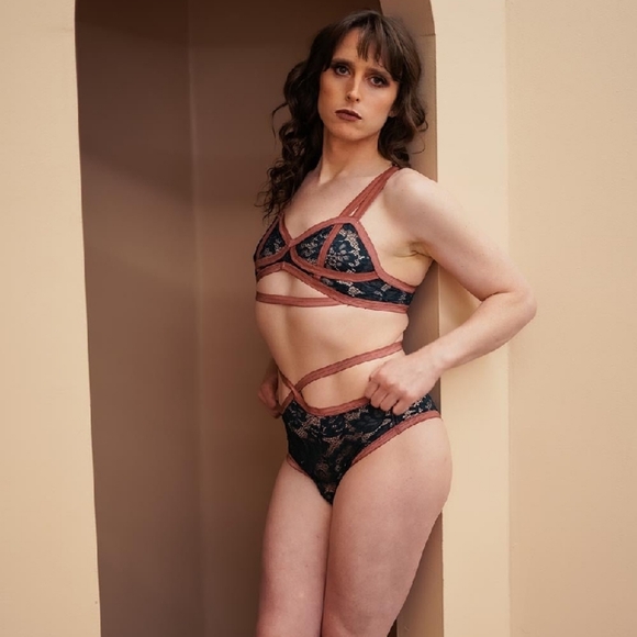 Elegant Lace Strappy Lingerie Set Cantiq Plus Size - Picture 1 of 9